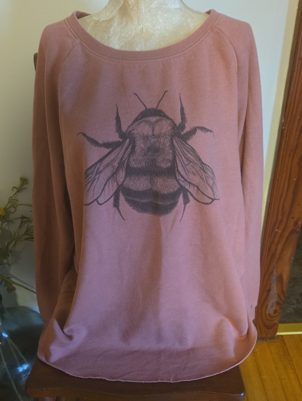 Relaxed Scoop Neck Sweatshirt with Bee Graphic - Mauve Pink Size Xl